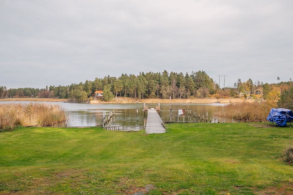 Bild för artikel - Fritidshuset med sjön en morgonrocks-promenad bort