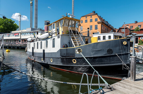 Bild för artikel - Husbåt till salu – unik bostad på Djurgården lockade mest klick