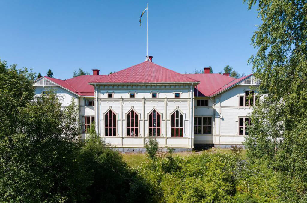 ”Västerbottens största skola” till salu  – kyrksal och nio kakelugnar