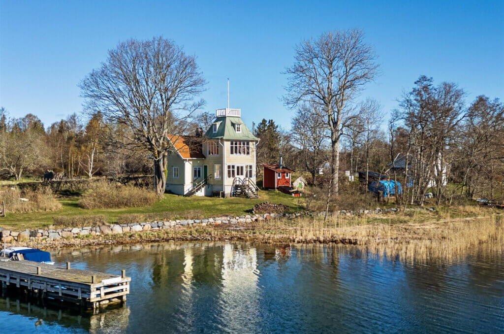 Bild för artikel - Tornvilla till salu i skärgården: ”Som en tavla”