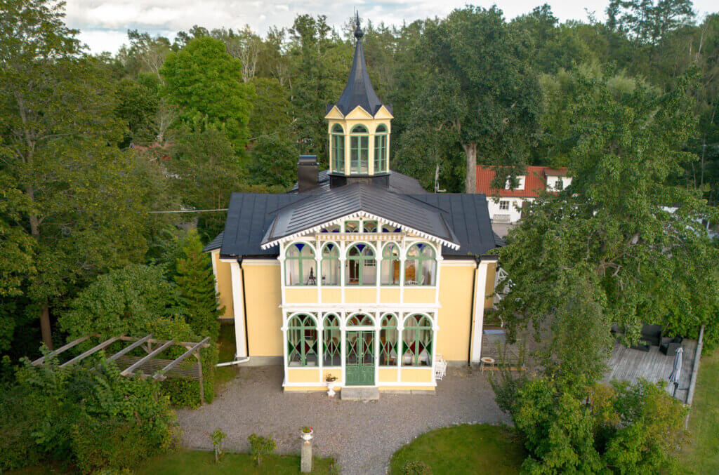 Närbild på Villa Lugnet framifrån. 