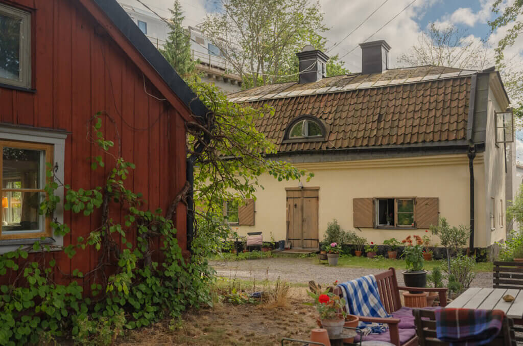 Bild för artikel - Bo på historisk gård mitt på Södermalm – nu till salu