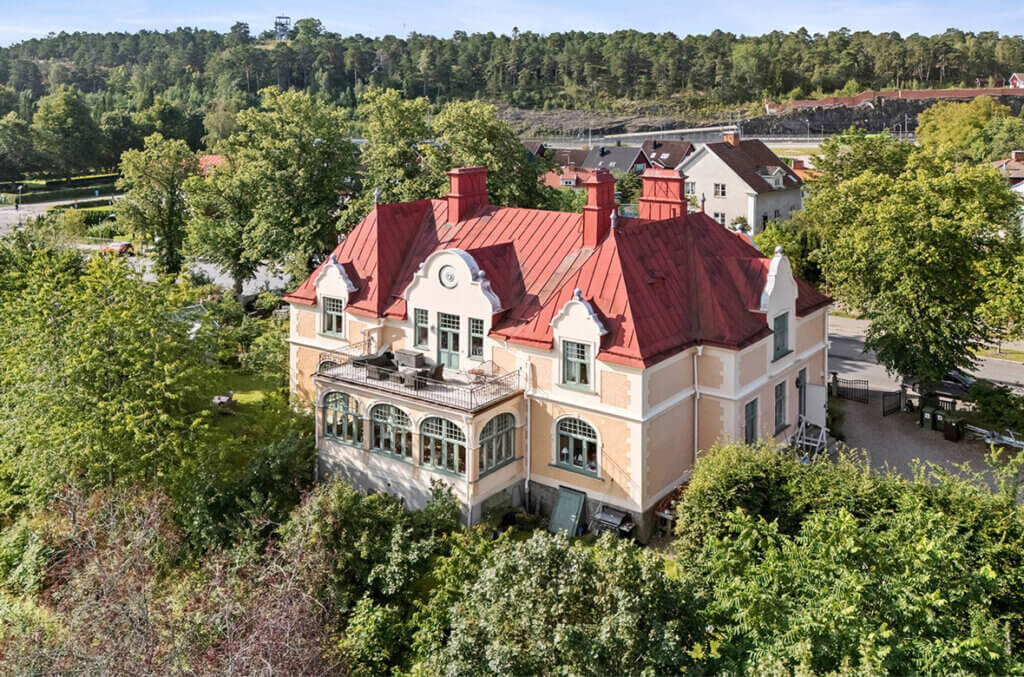 Bild för artikel - Storslagen villa i Strängnäs till salu – för 20 miljoner