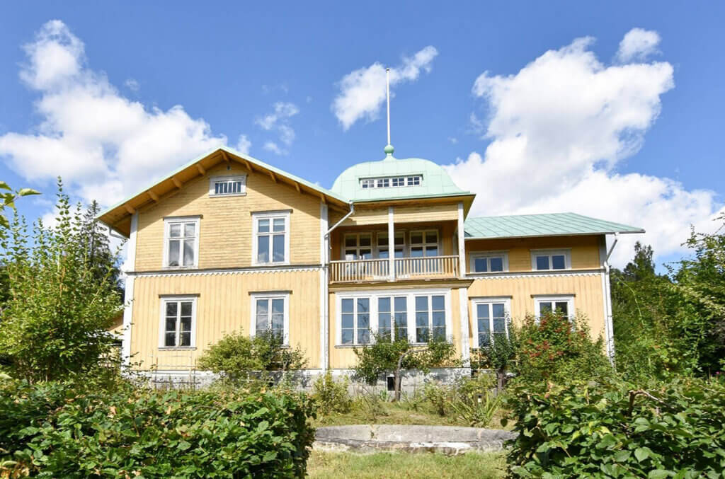 Bild för artikel - 1800-talsgården Anneberg till salu – med torn och salonger i fil