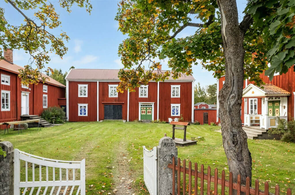 Bild för artikel - Hälsingegård med anor från 1700-talet till salu