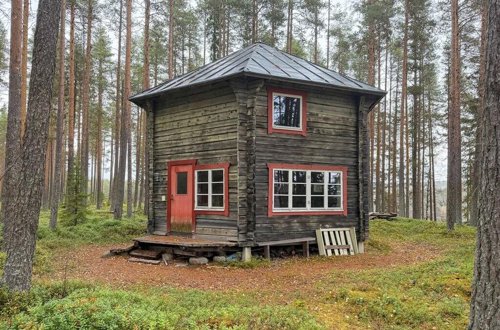 Bild för artikel - Sexkantiga stugan vid Ångermanälven till salu